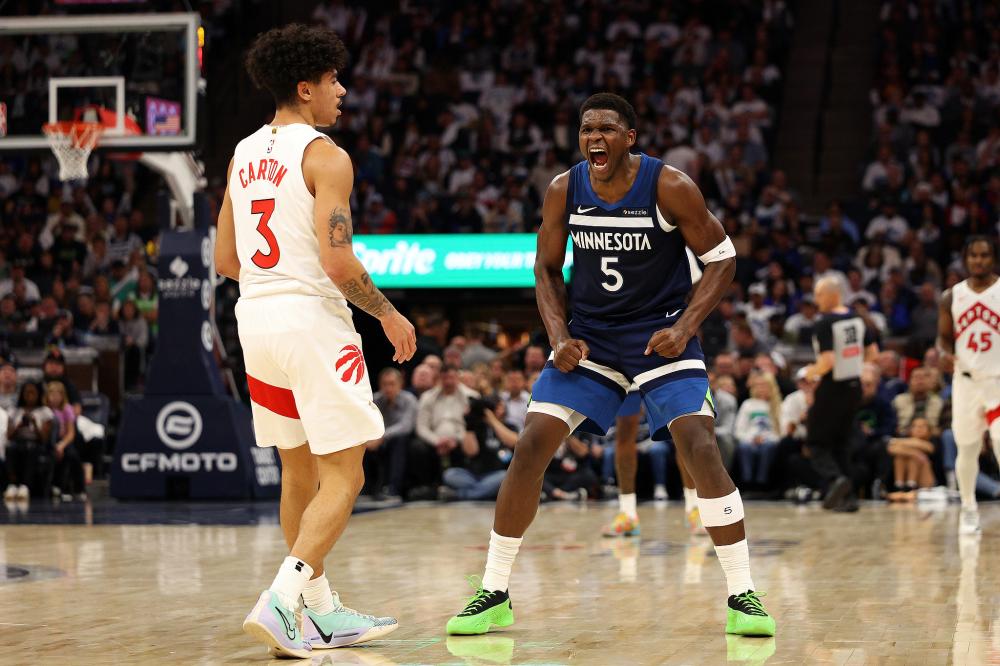 “篮球运动员参与国际训练营，提升个人技能”.